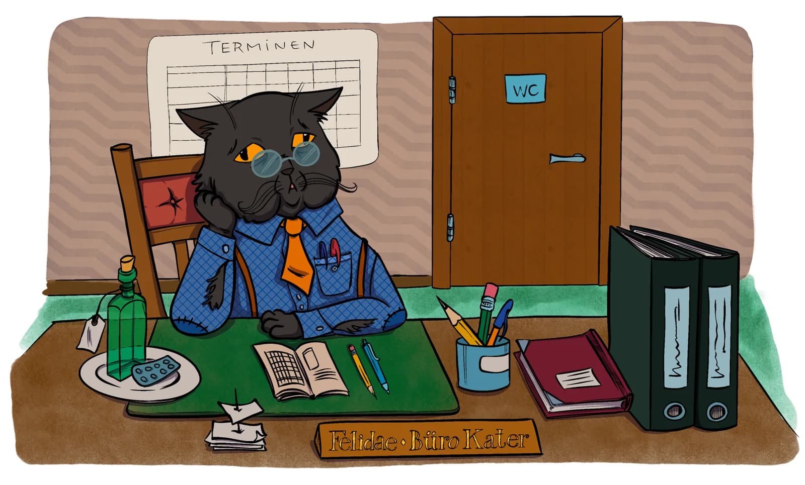 Farbige Illustration: grauer Kater mit Brille und Krawatte am Schreibtisch, Namensschild „Felidae-Büro-Kater“