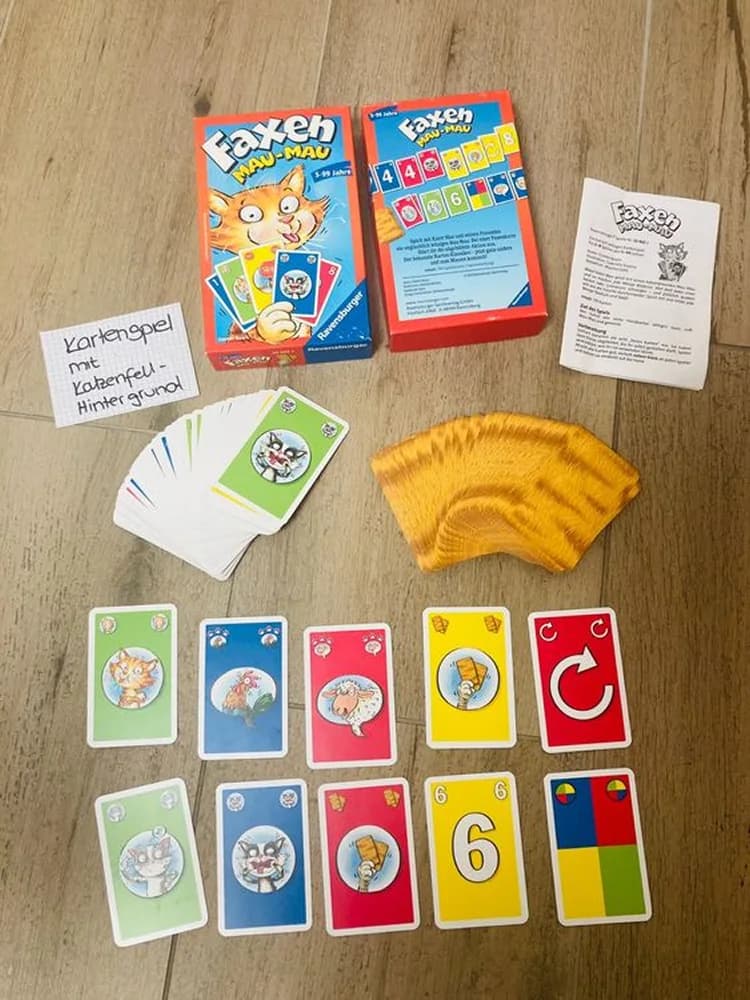 Referenzfoto: Mau-Mau-Kartenspiel mit Schachtel und ausgelegten Karten