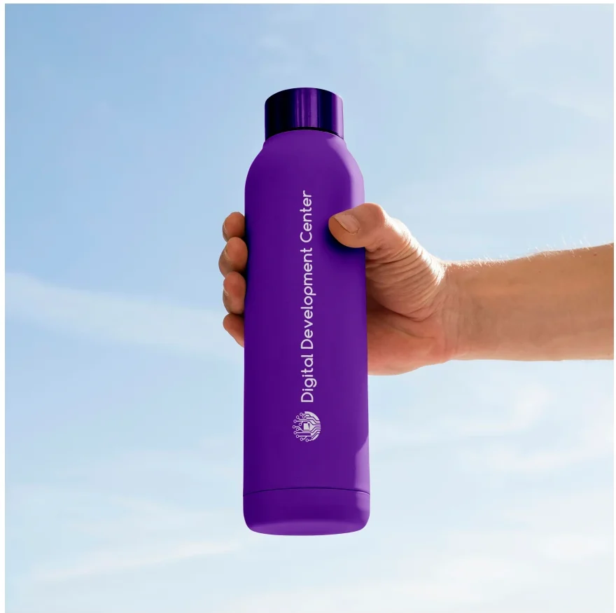 Violette Trinkflasche mit Logo in einer Hand
