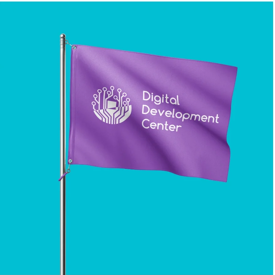 Violette Fahne mit Logo vor türkisem Hintergrund