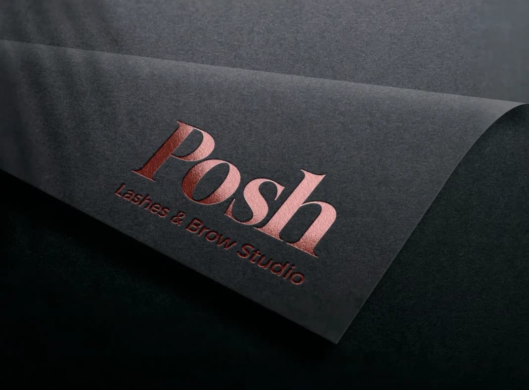 Posh-Logo als kupferfarbene Prägung auf dunklem Papier