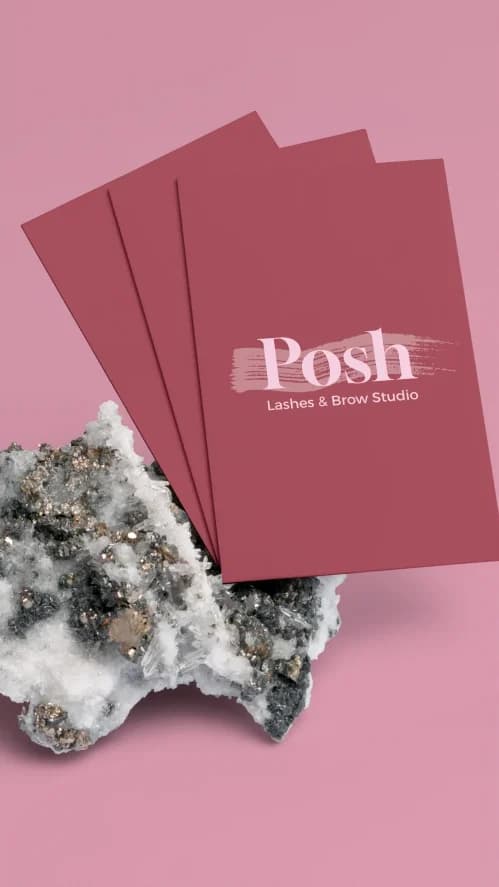 Visitenkarten in Beere mit Posh-Logo auf einem Kristall